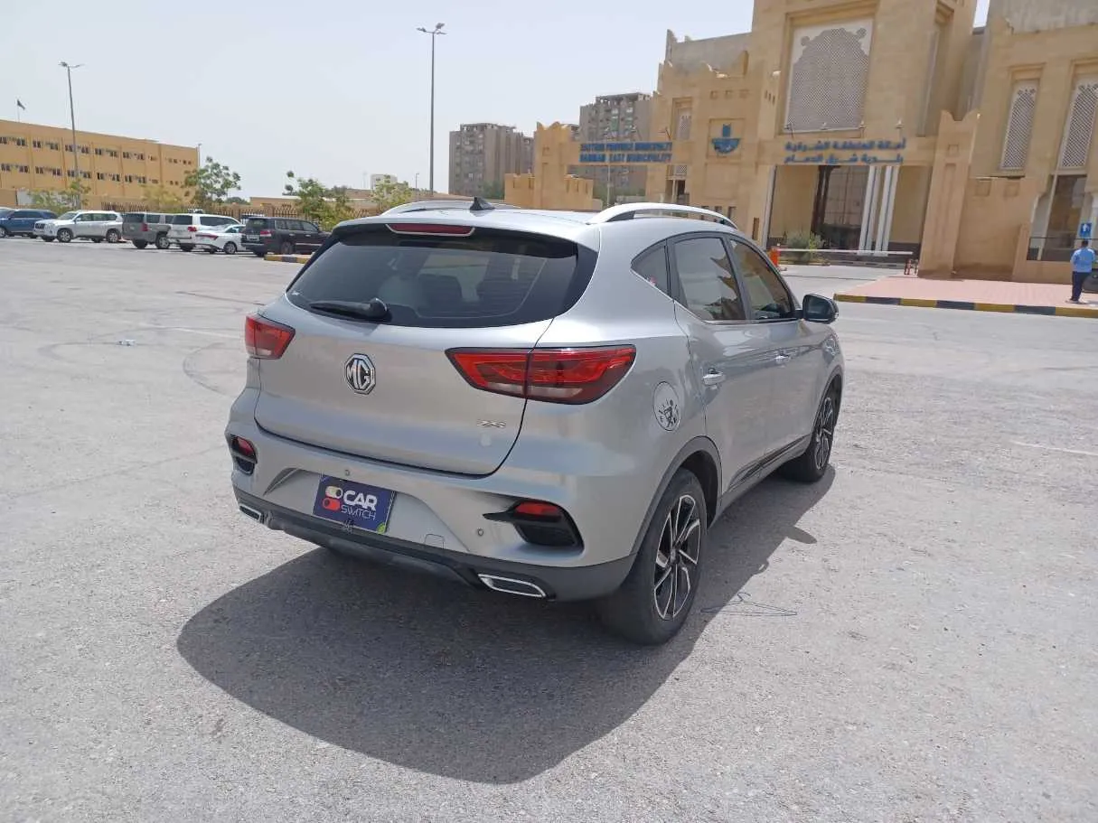 Car image 5