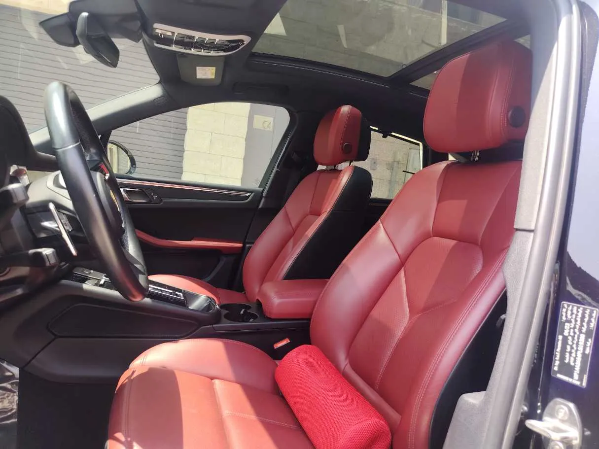 Car image 12