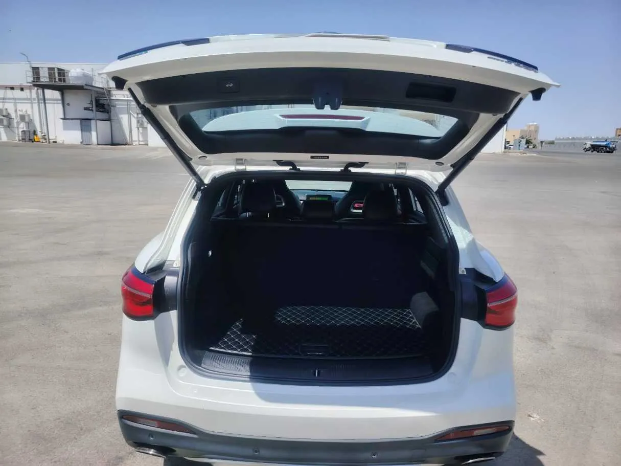 Car image 25