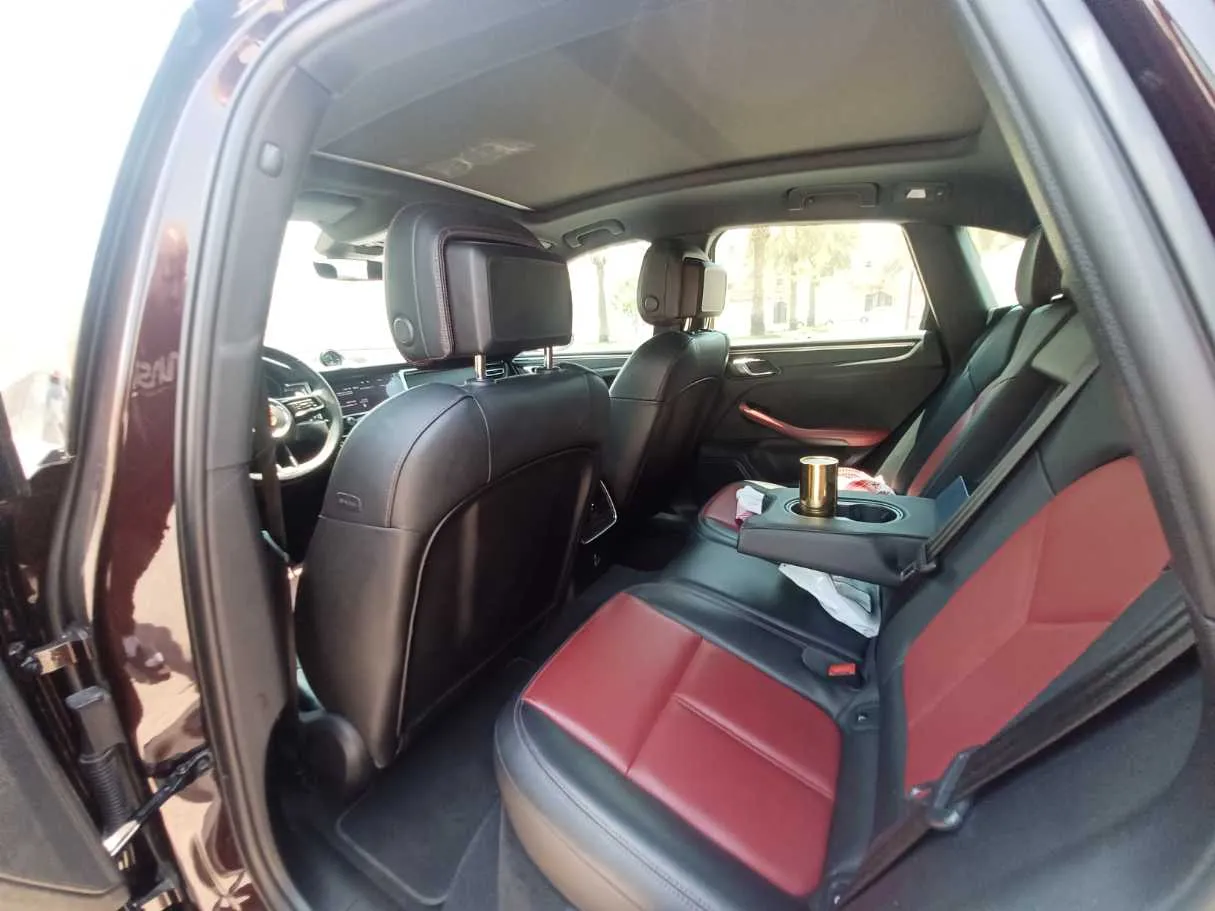 Car image 12