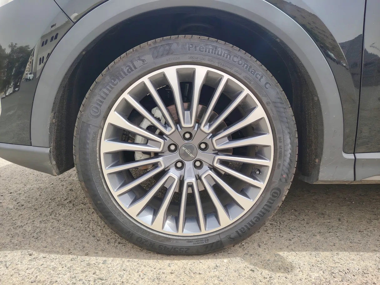 Car image 9