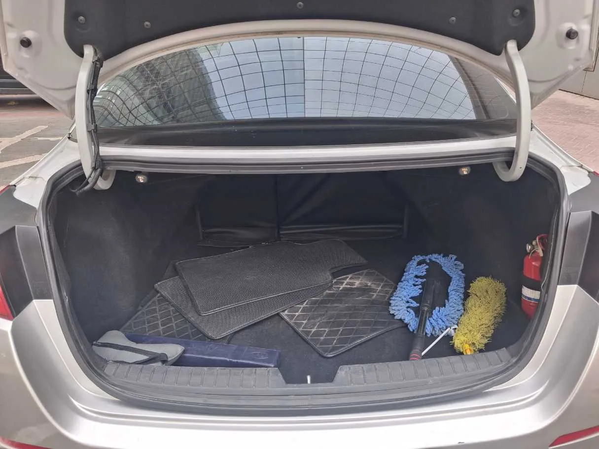 Car image 19