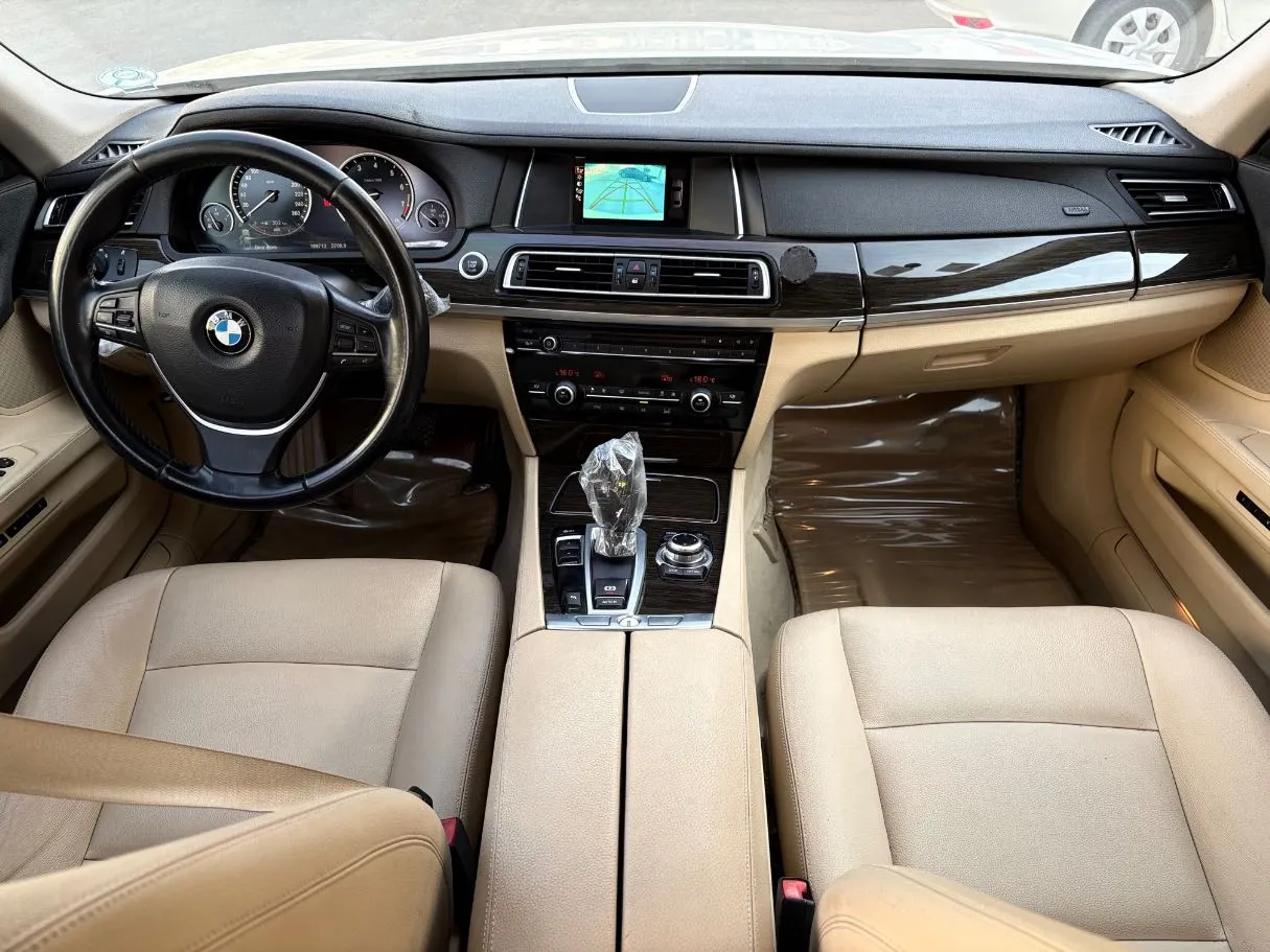 Car image 19