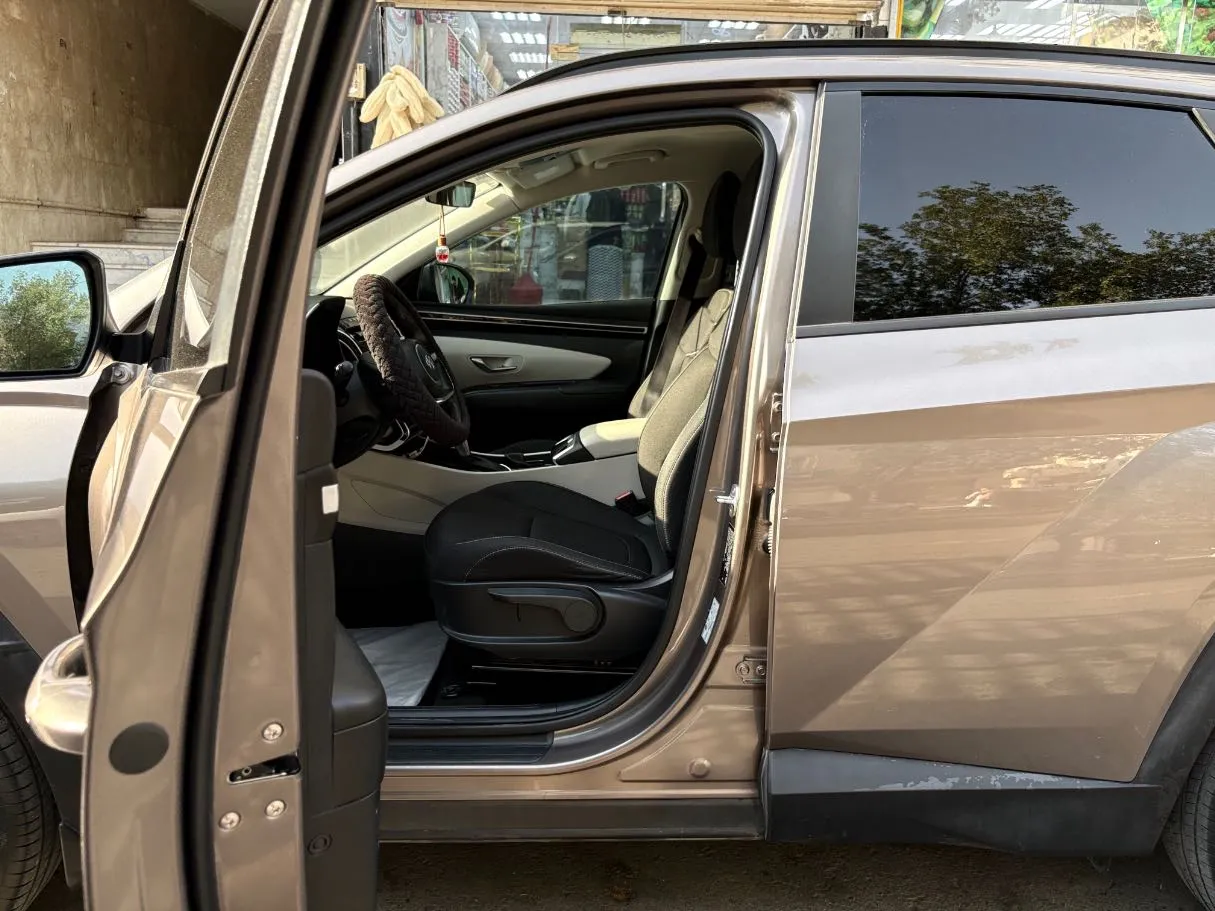 Car image 10