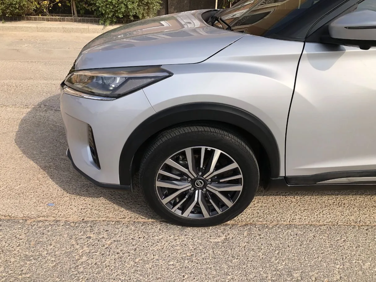 Car image 9