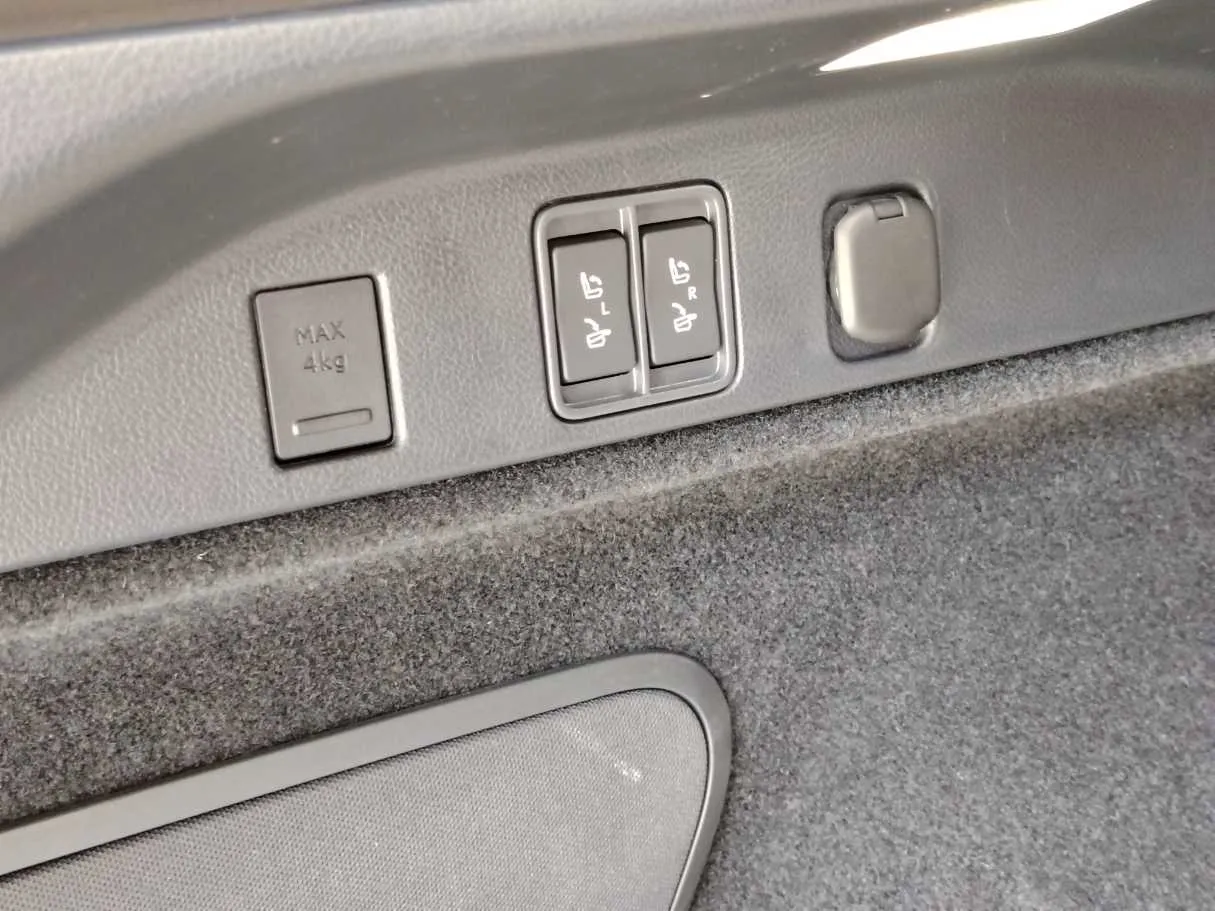 Car image 35