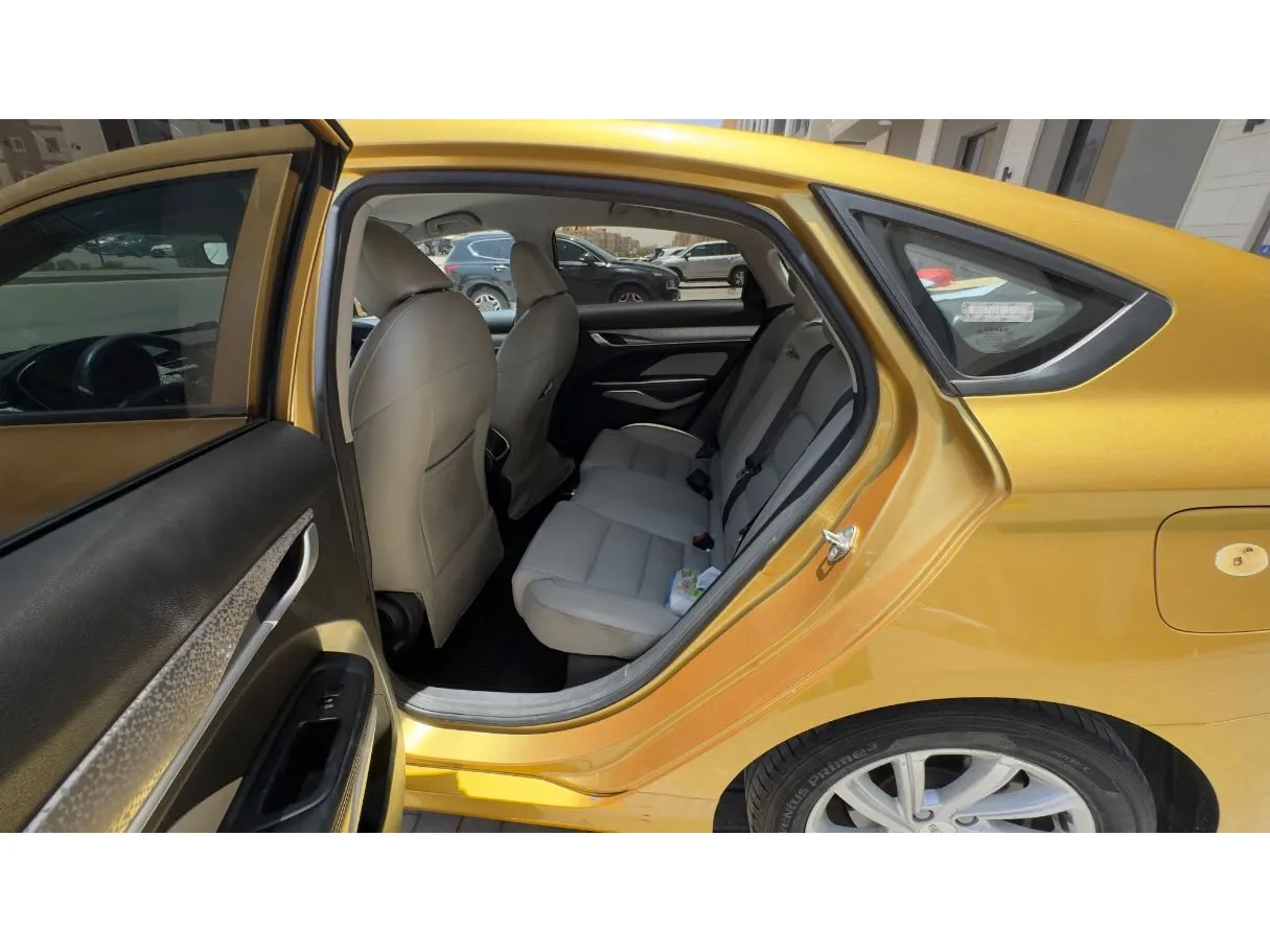 Car image 12