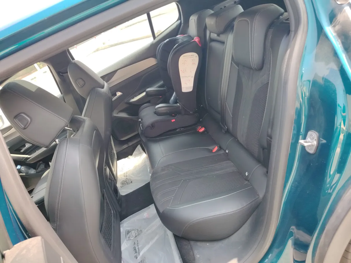 Car image 16