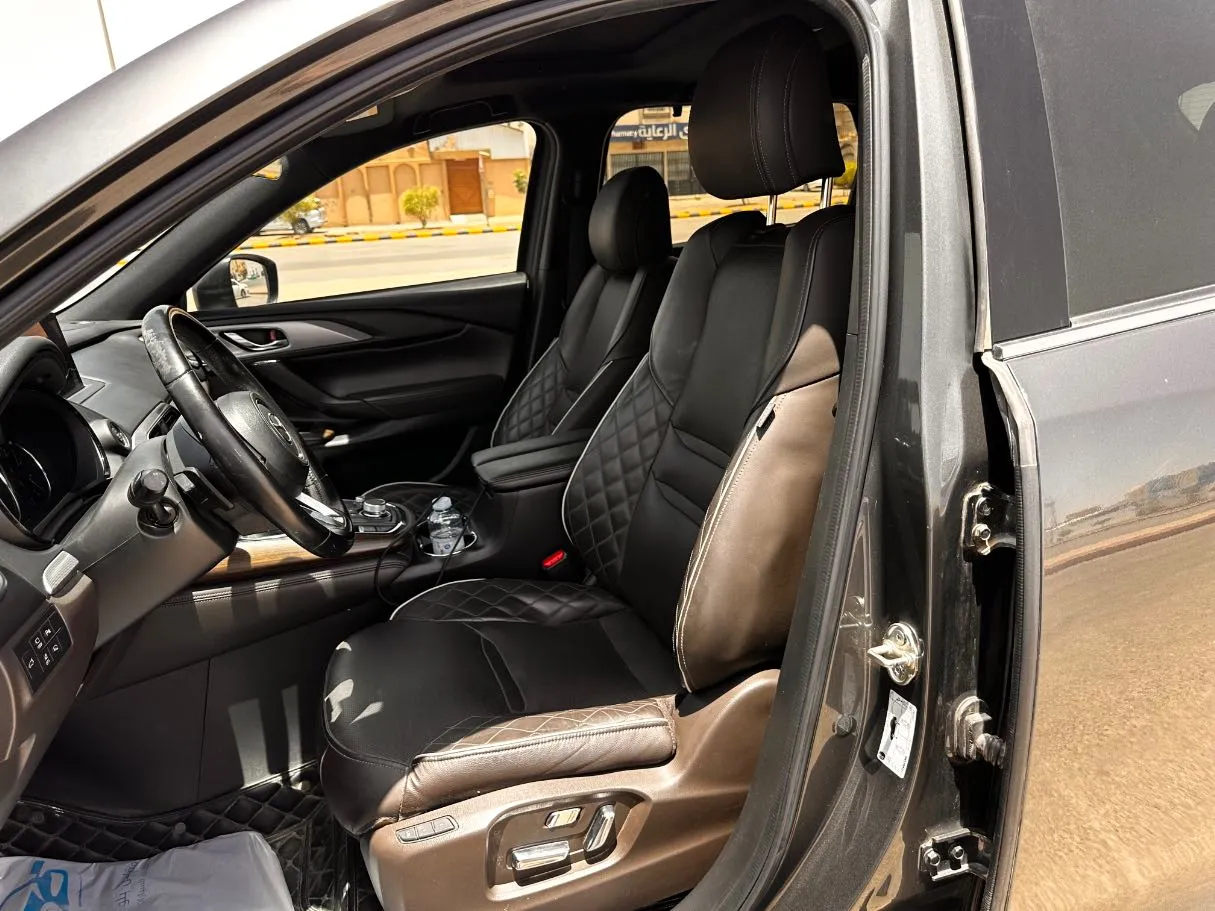 Car image 12