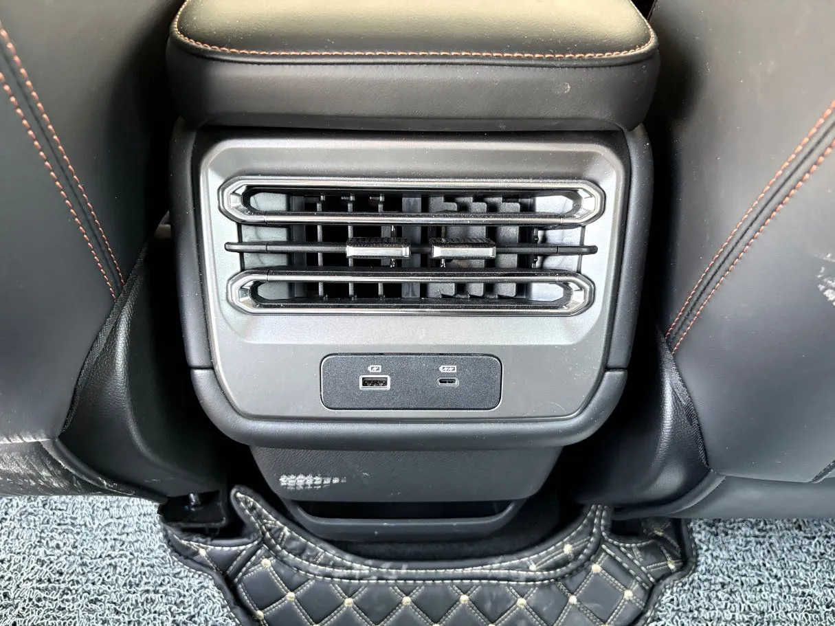 Car image 30