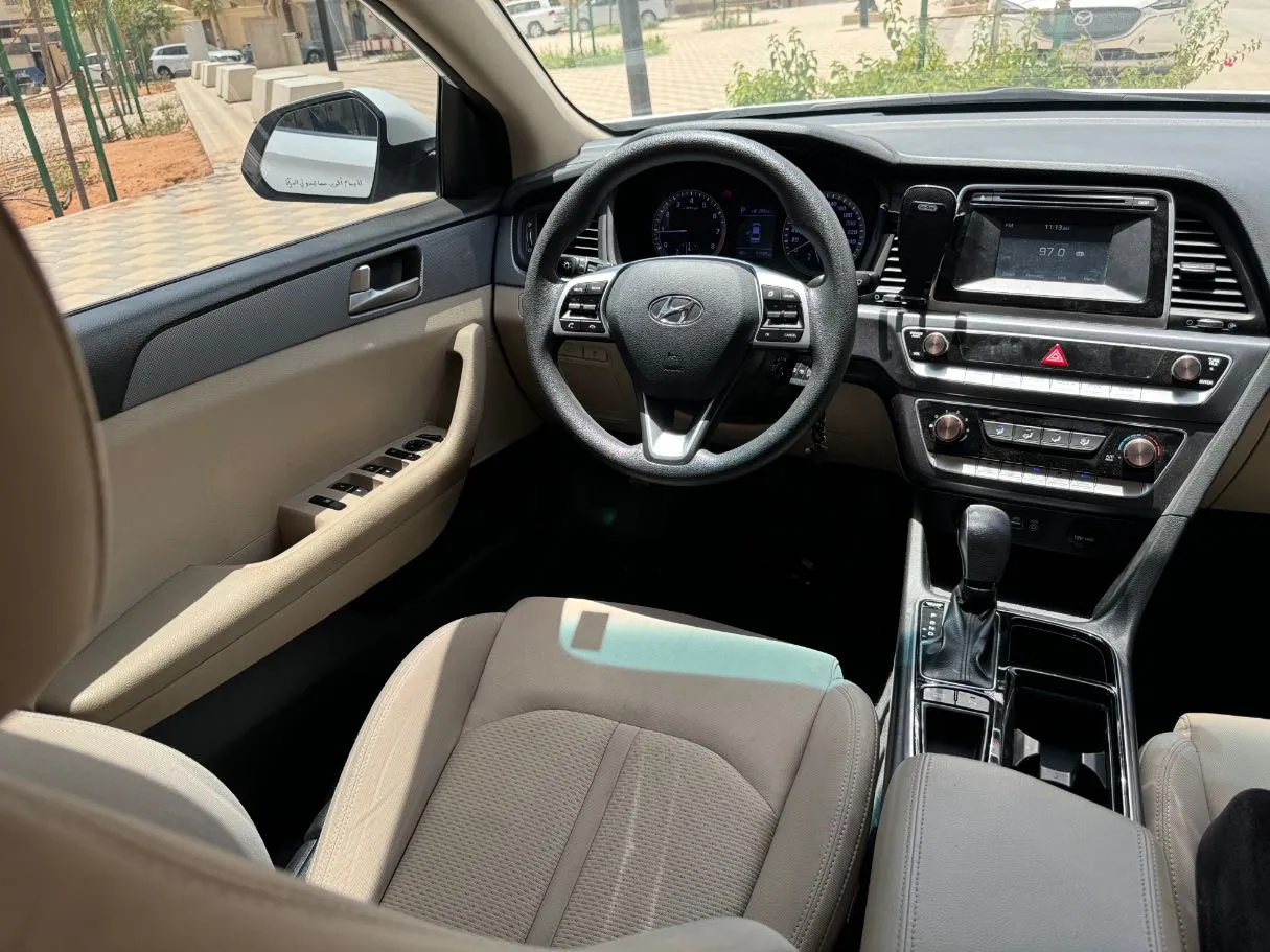 Car image 16