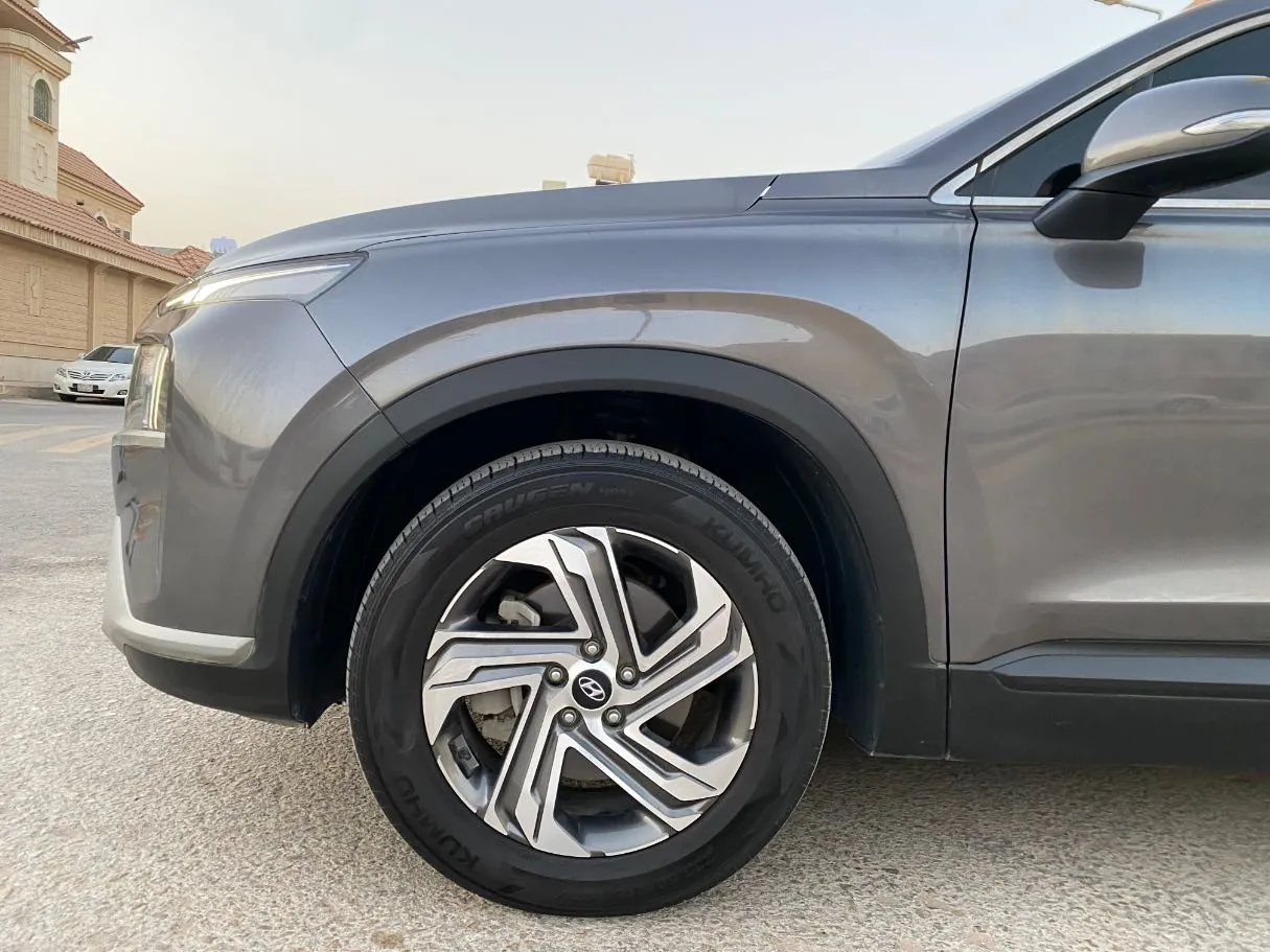 Car image 9