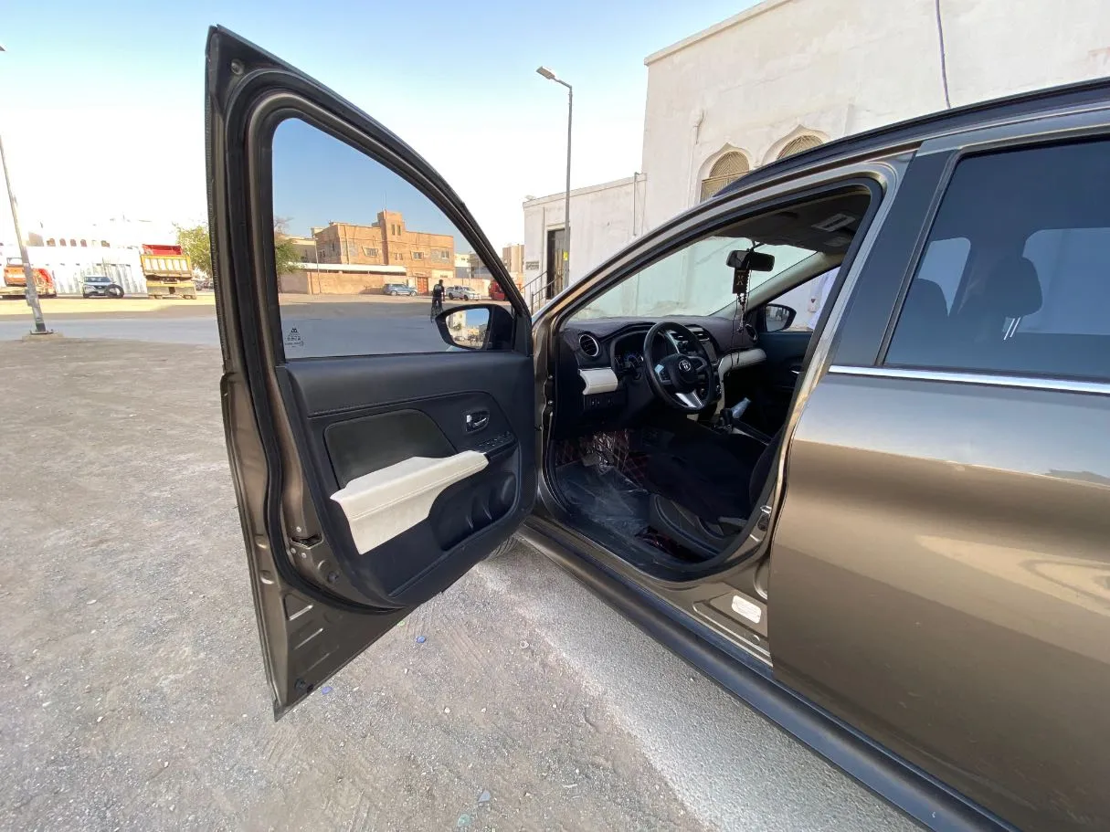 Car image 10