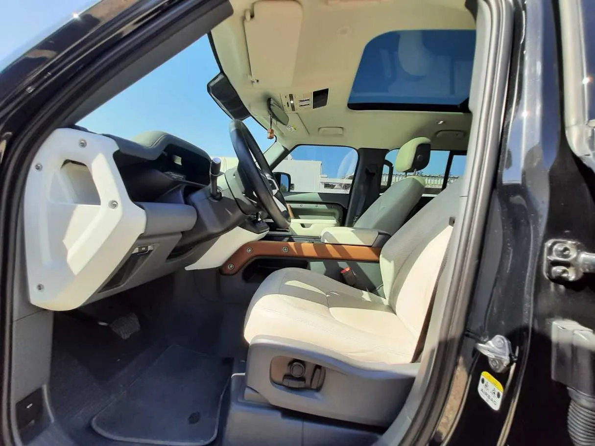 Car image 12
