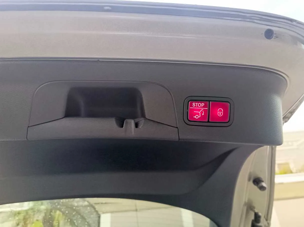 Car image 30