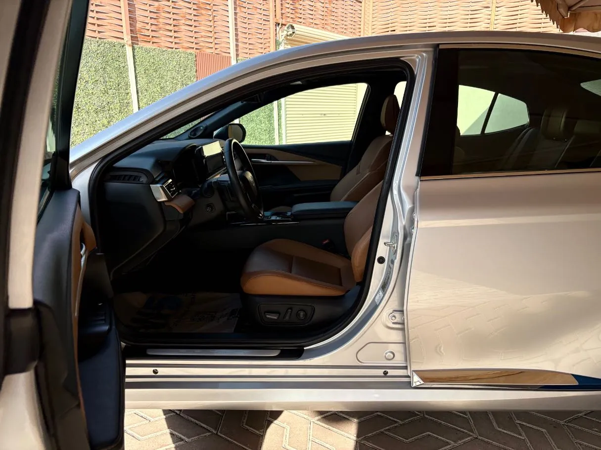 Car image 12