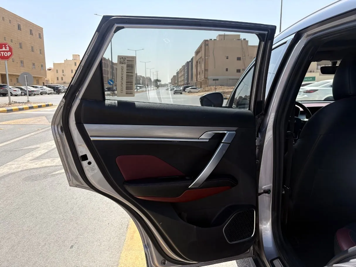 Car image 14