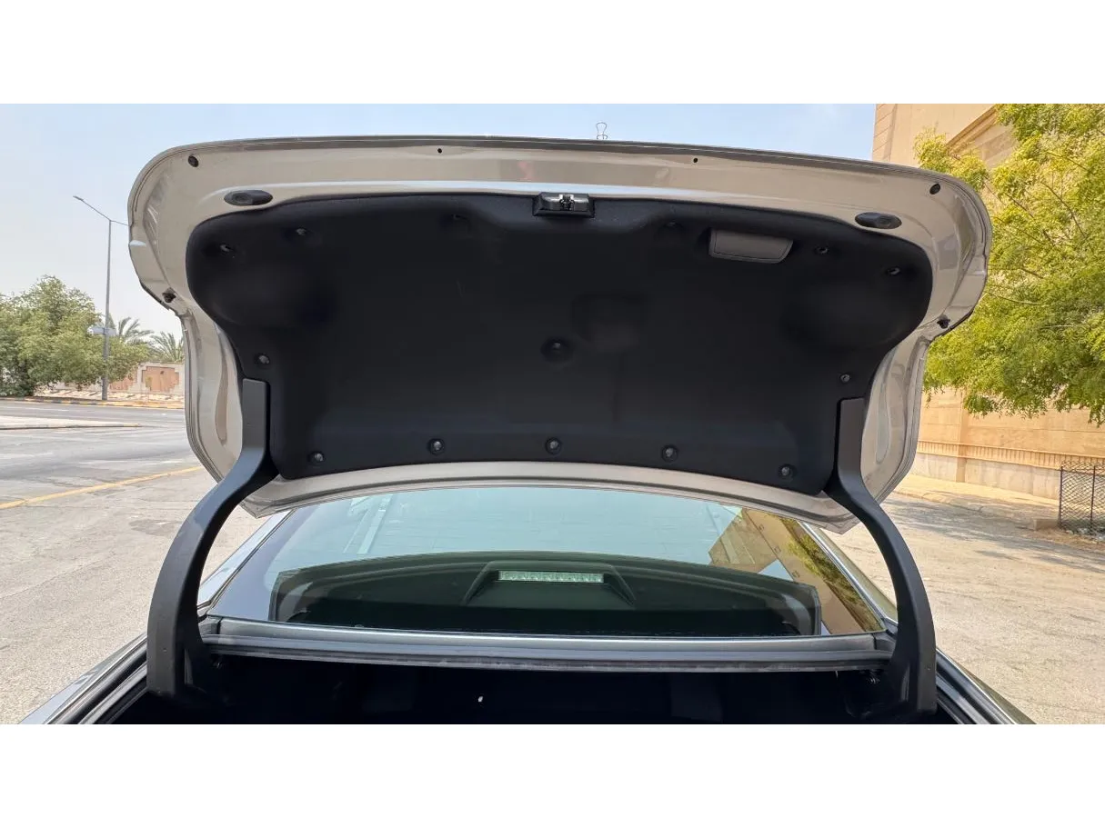 Car image 24