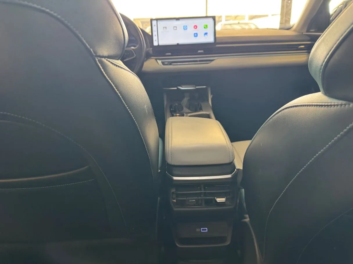 Car image 18