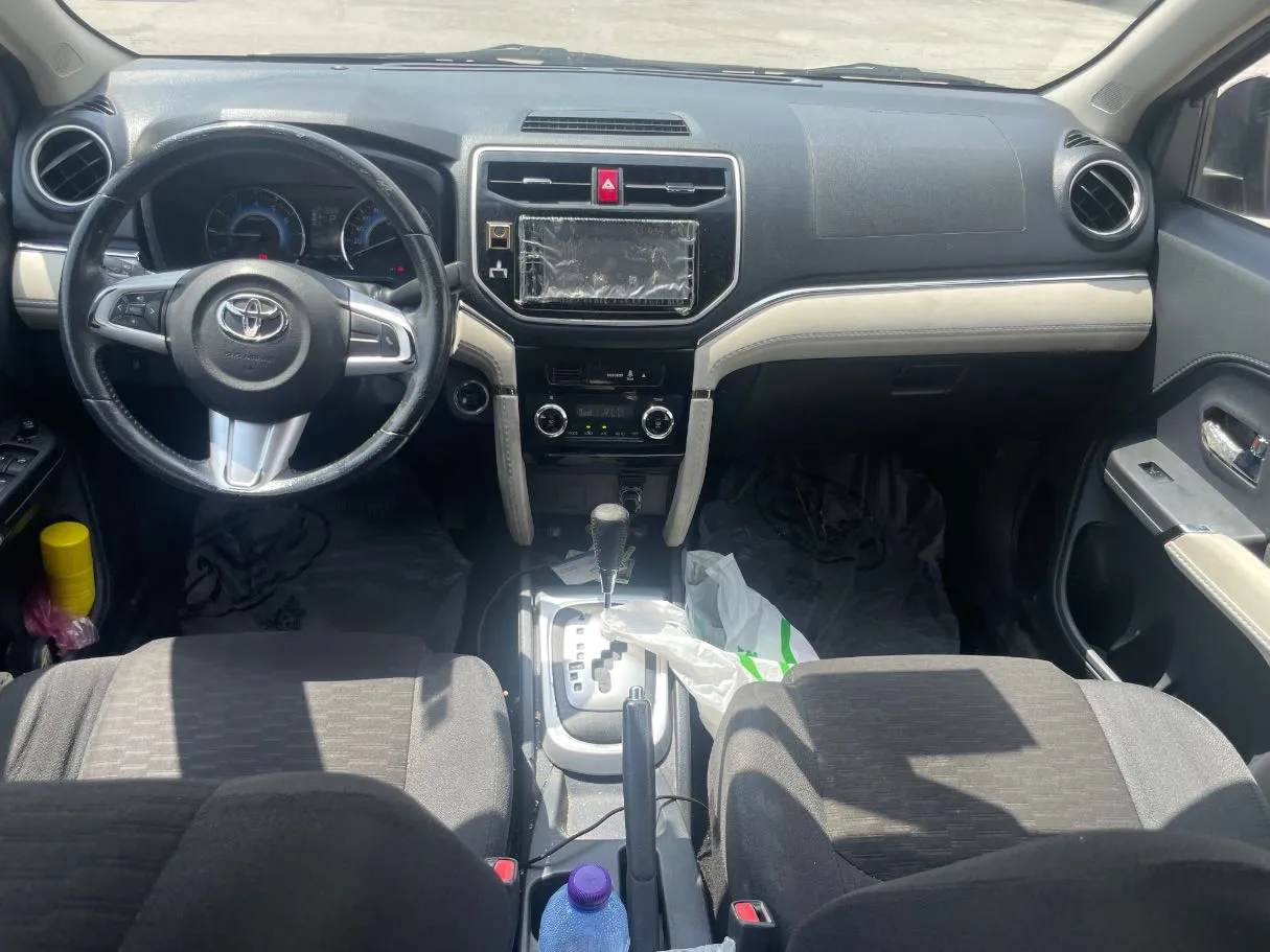 Car image 16