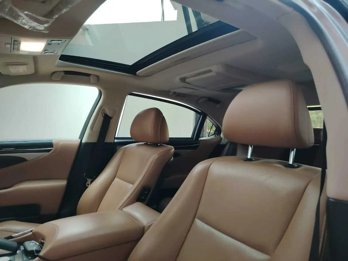 Car image 15