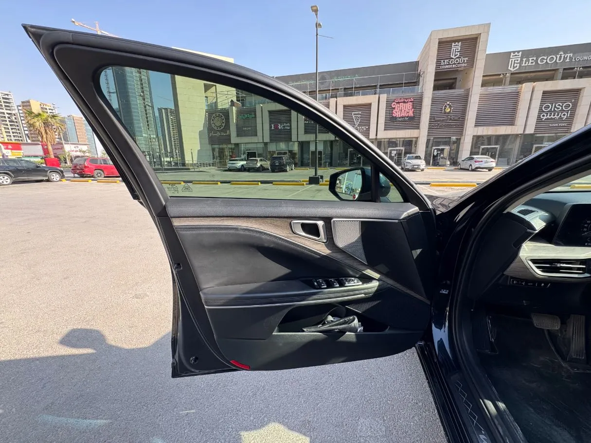 Car image 9