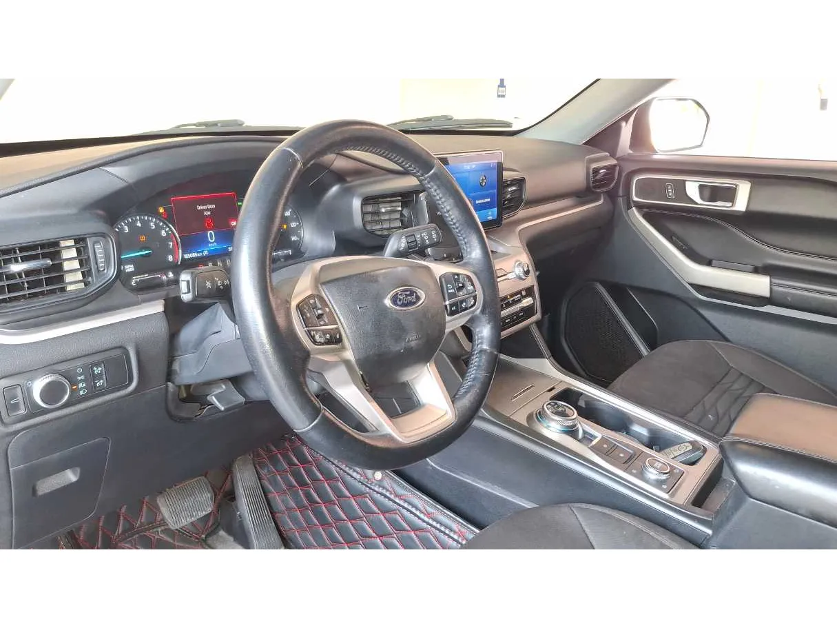 Car image 11