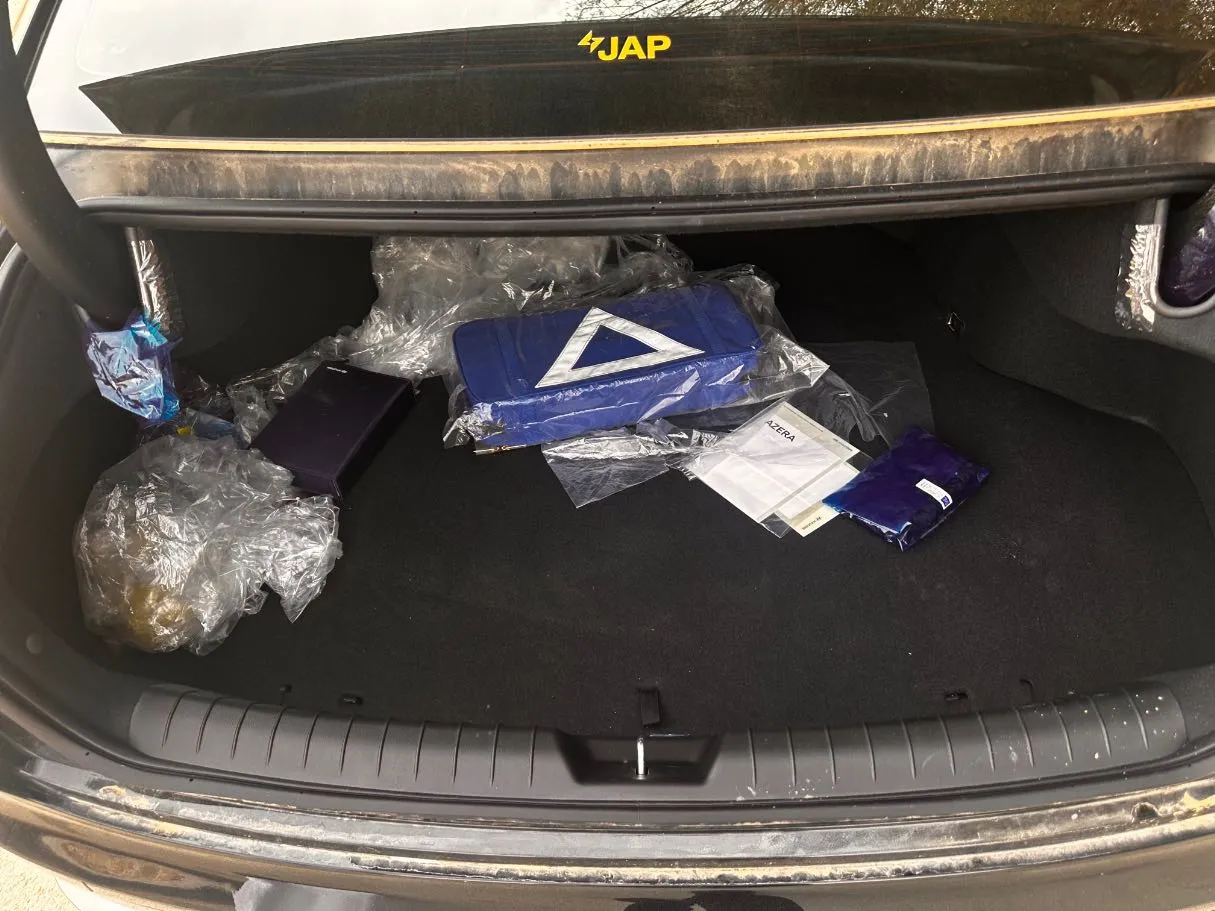 Car image 24