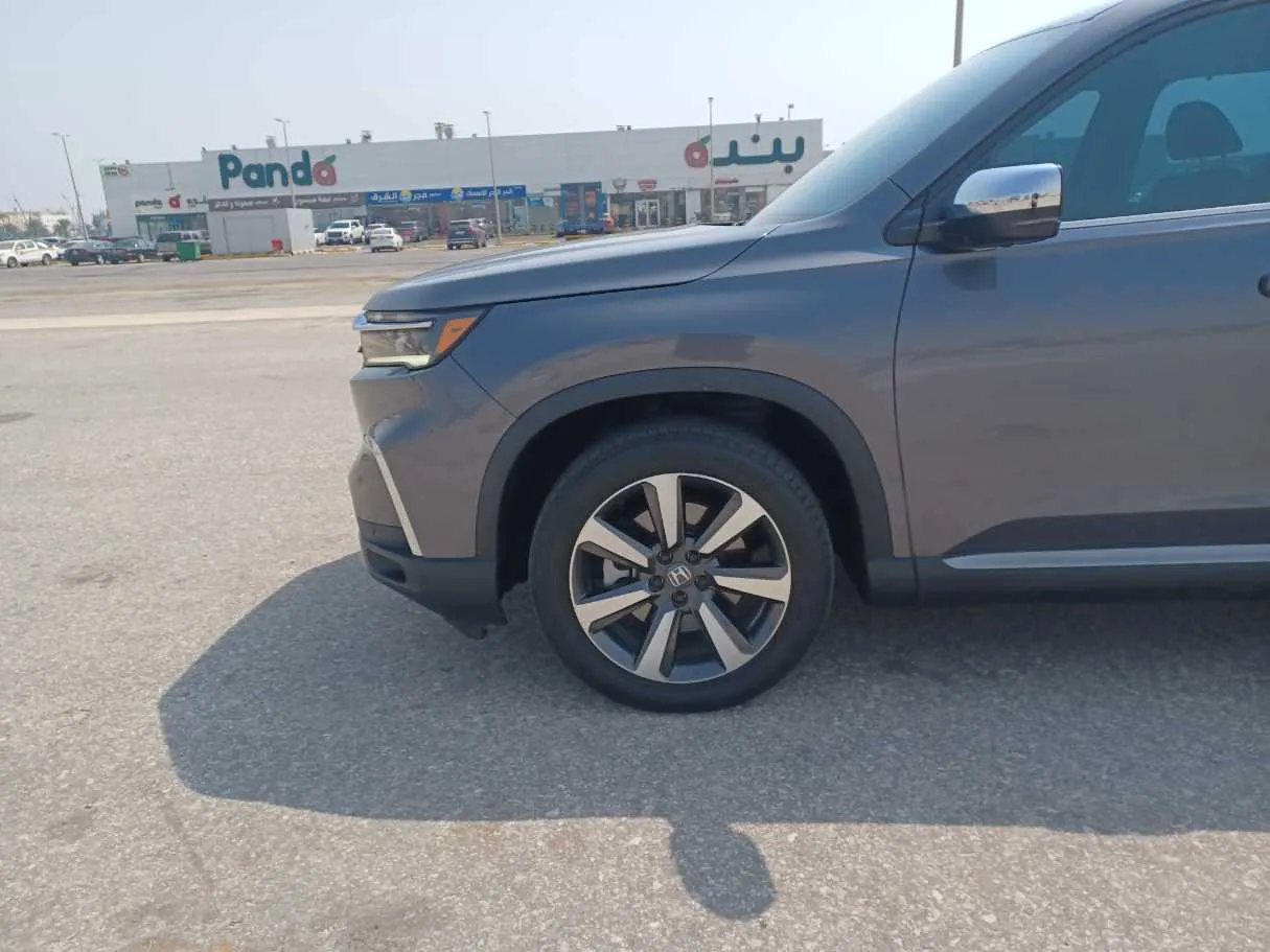Car image 8