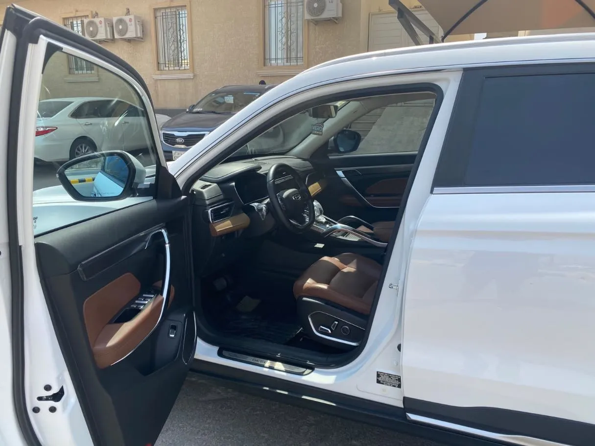 Car image 12