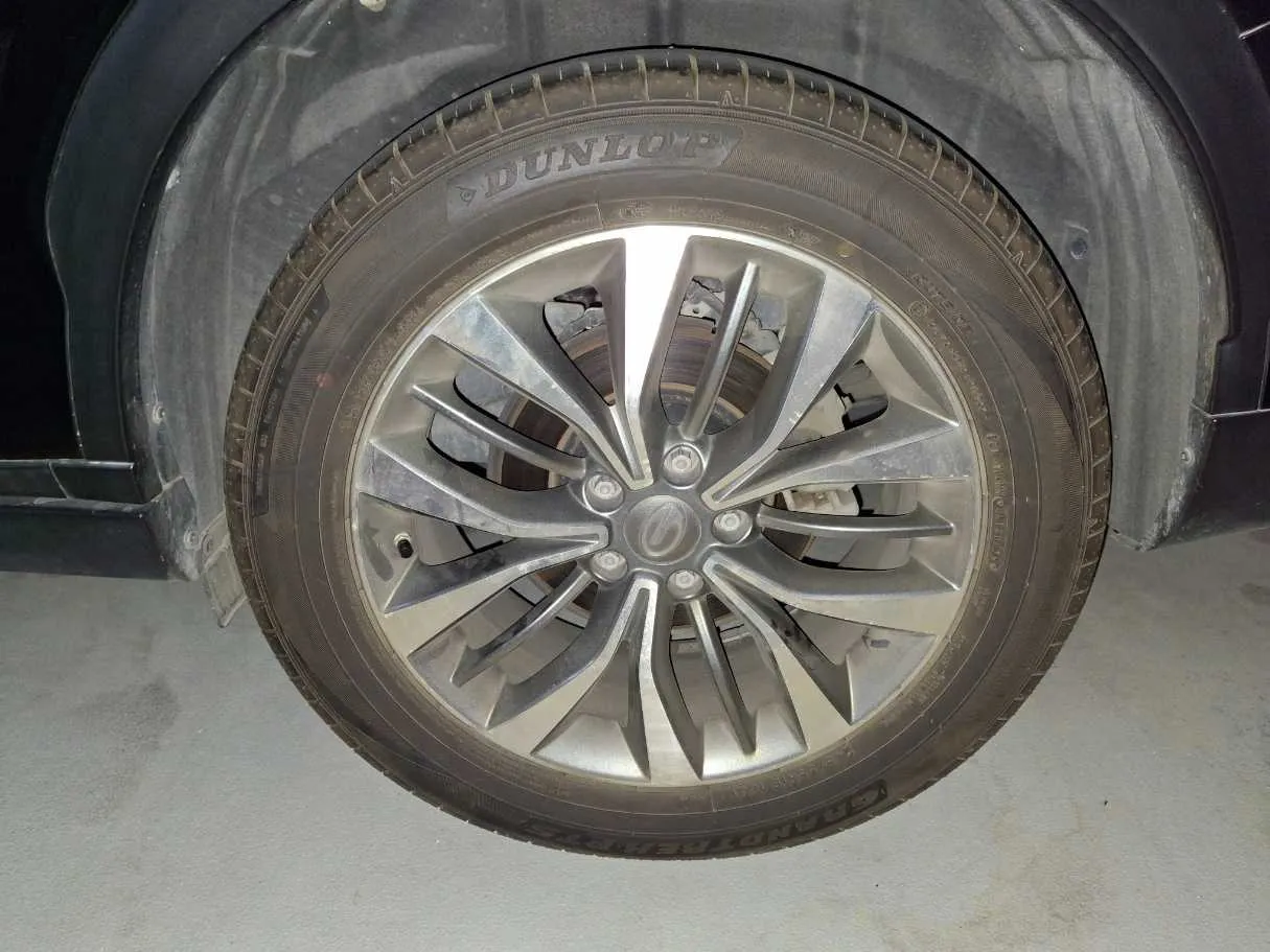 Car image 9