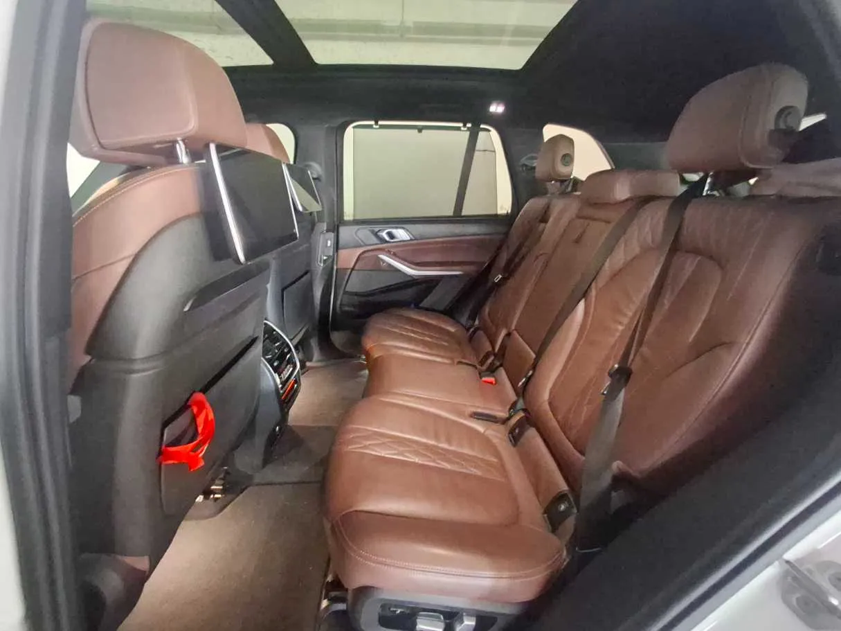 Car image 13