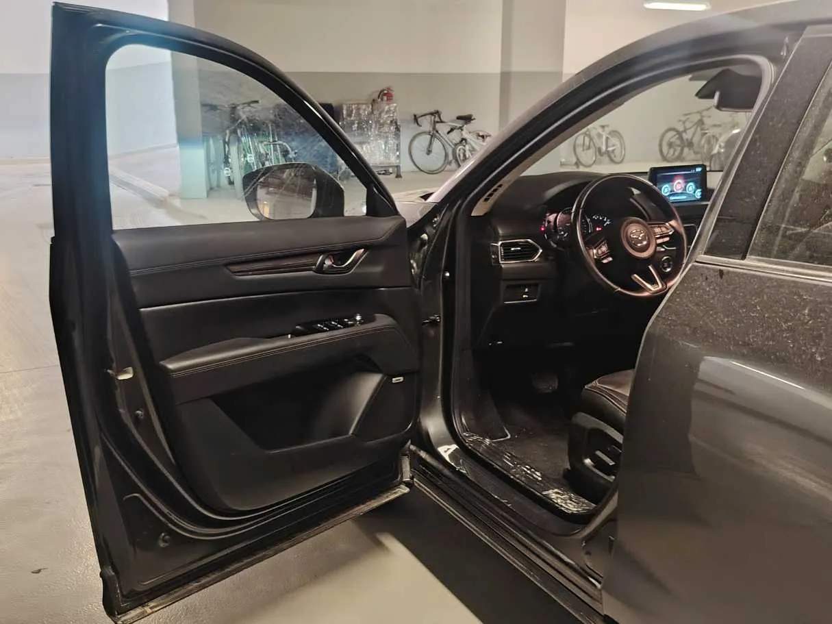 Car image 12