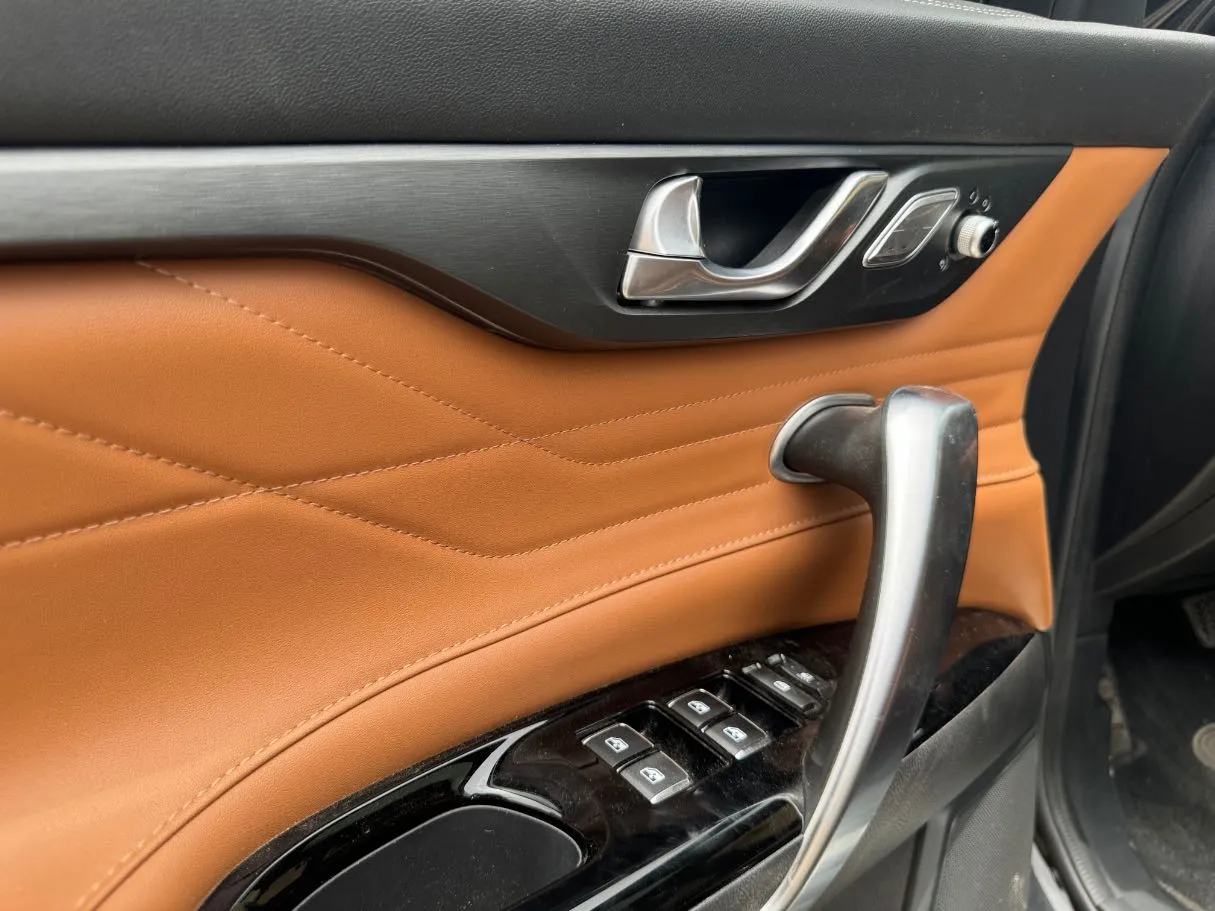Car image 26