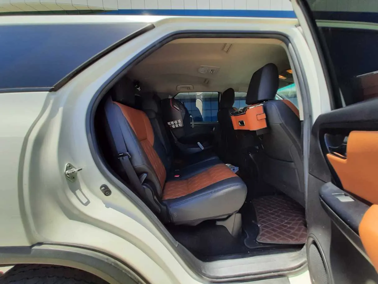 Car image 13