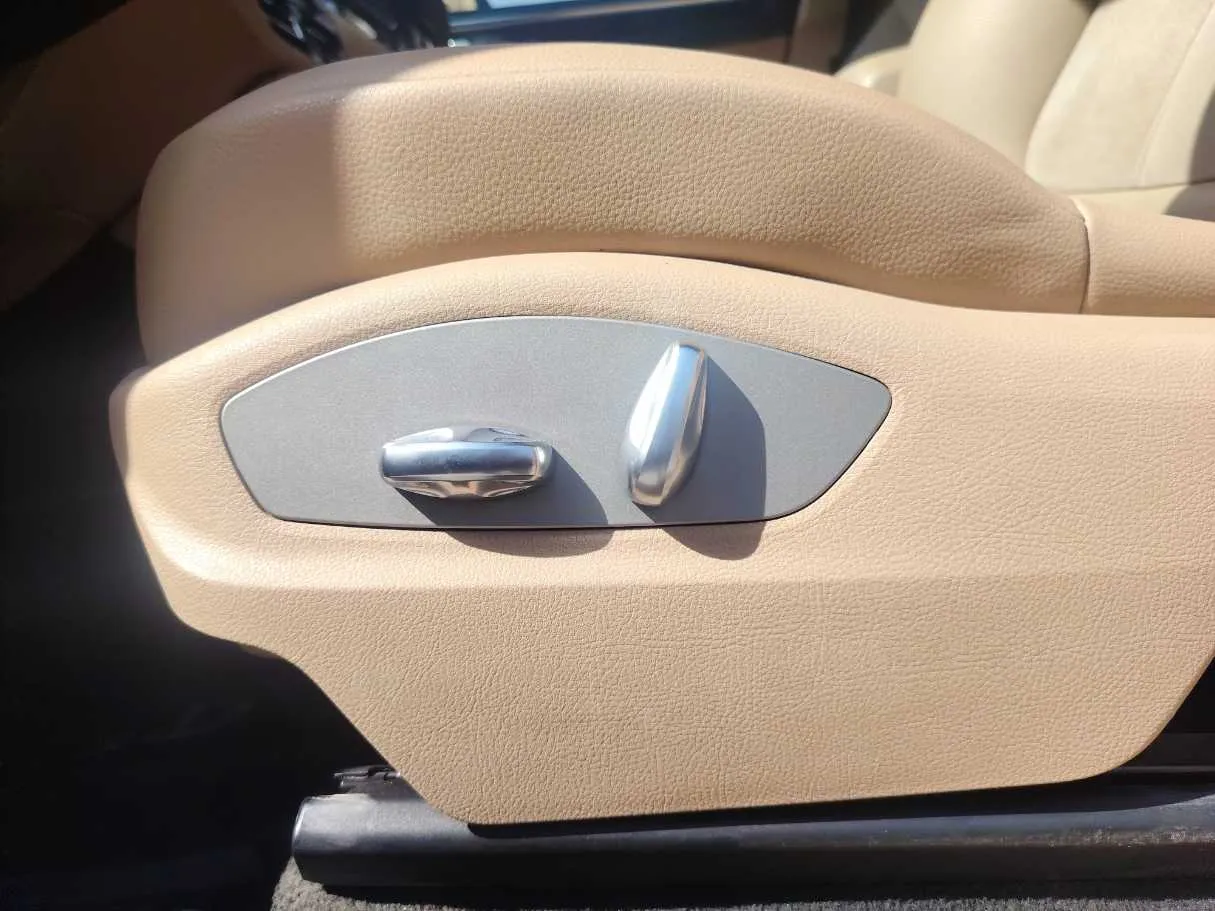 Car image 26