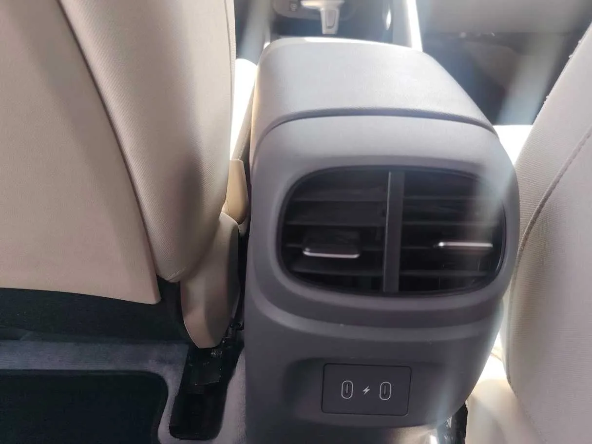 Car image 28