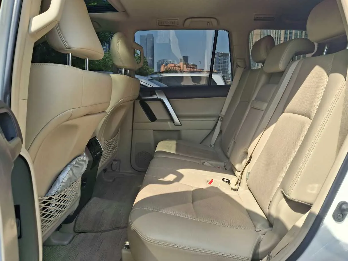 Car image 13
