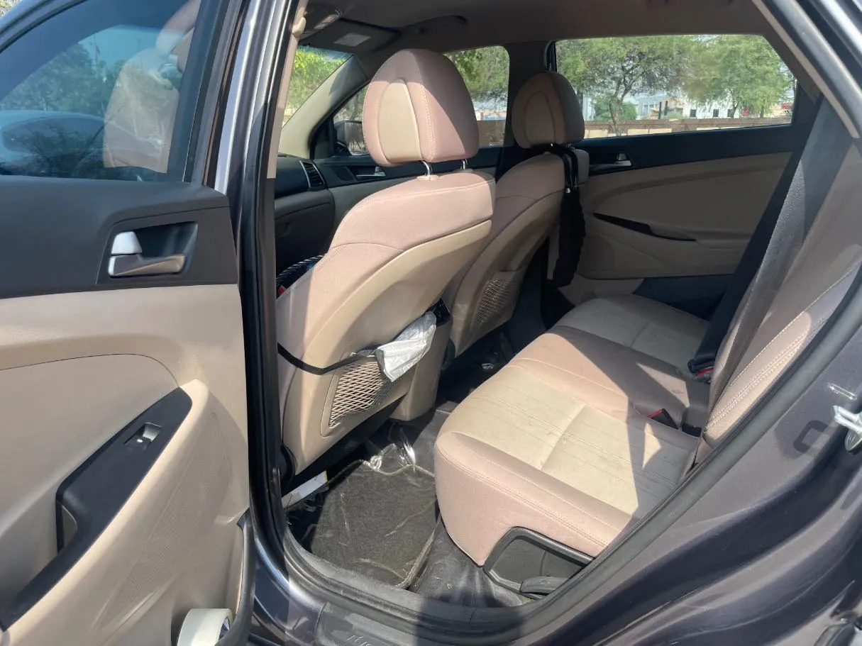 Car image 16