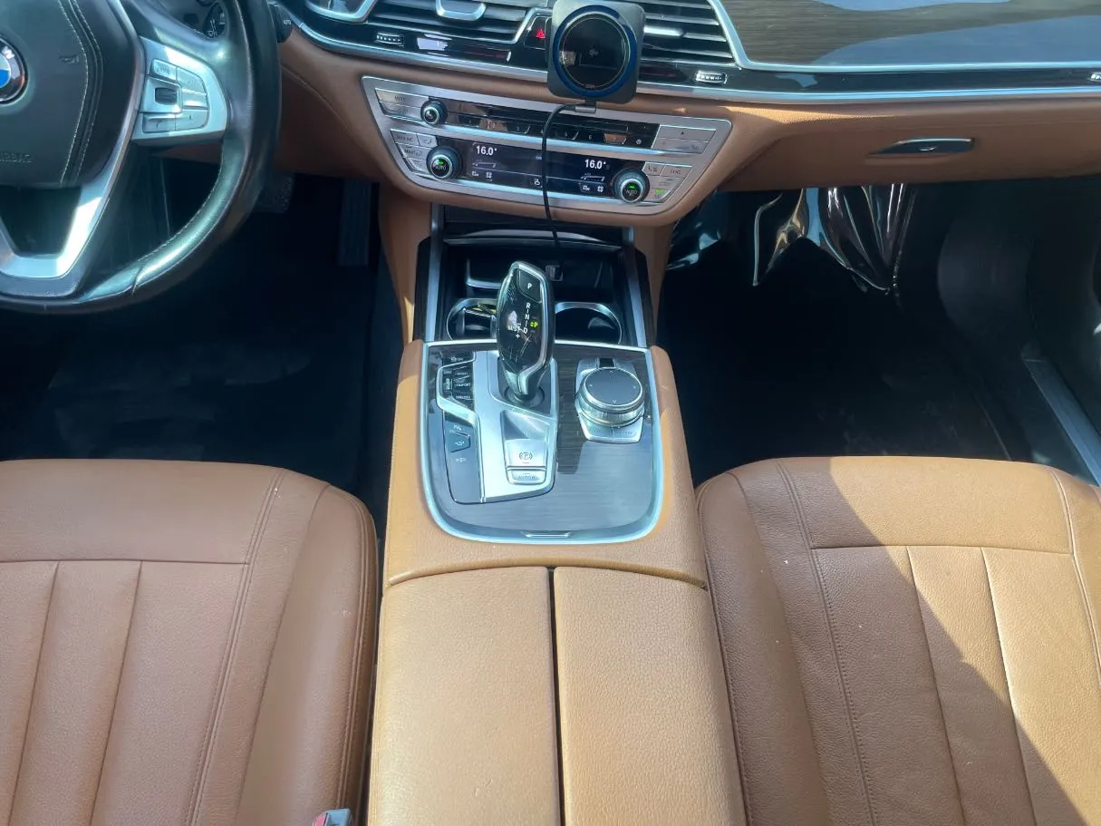 Car image 19