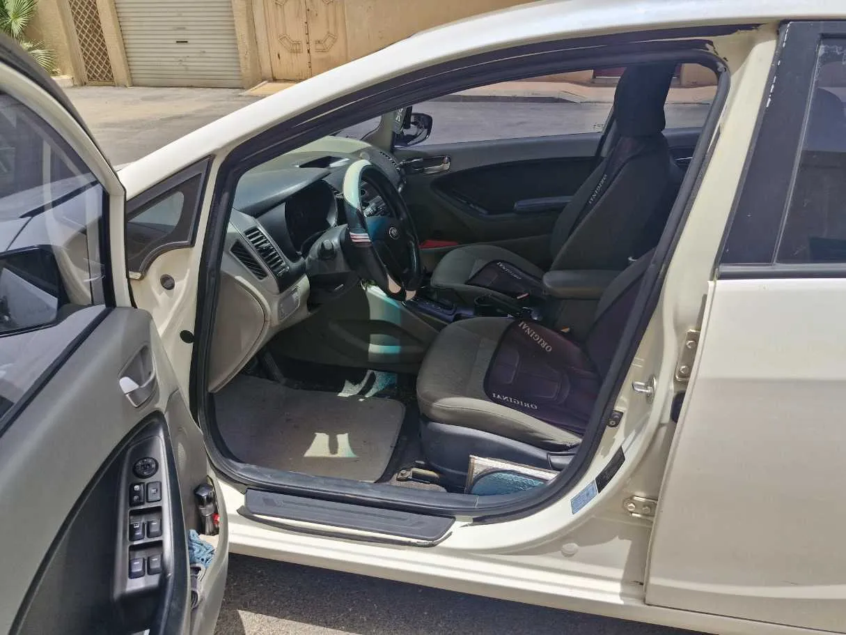 Car image 12