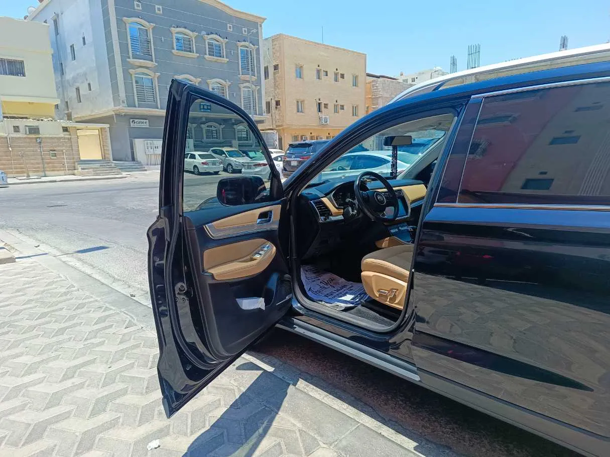 Car image 12