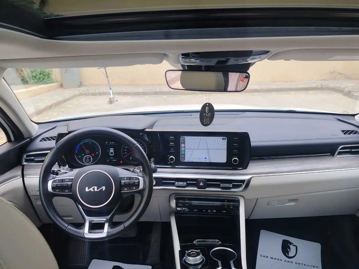 Car image 18