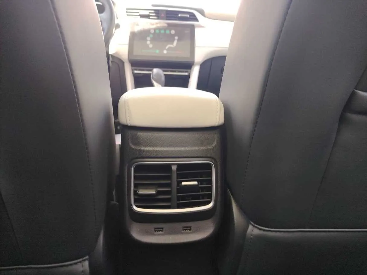 Car image 26