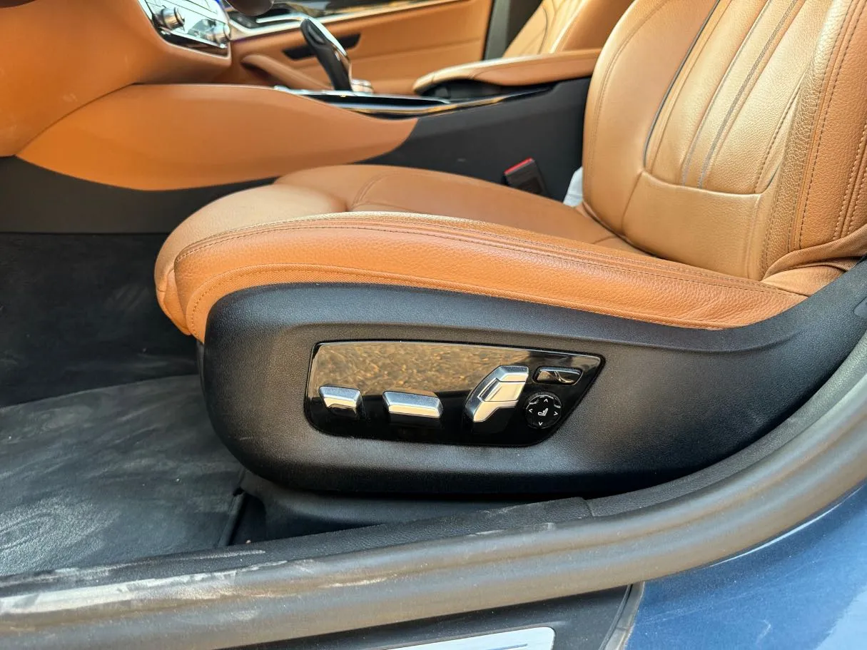 Car image 26