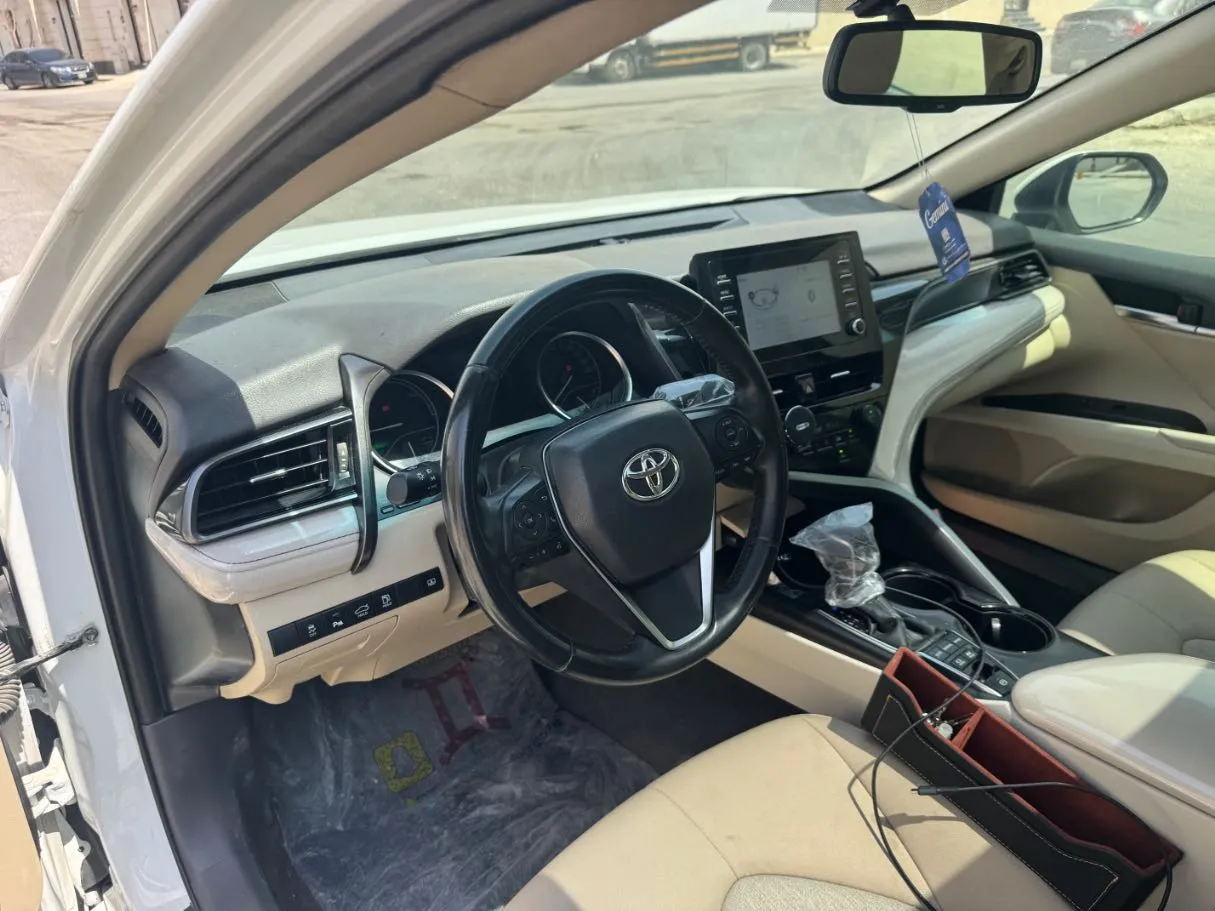 Car image 12