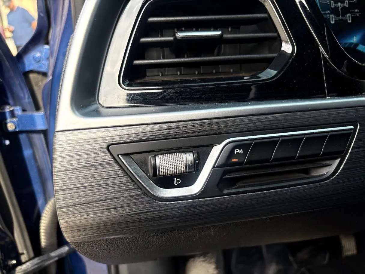 Car image 22