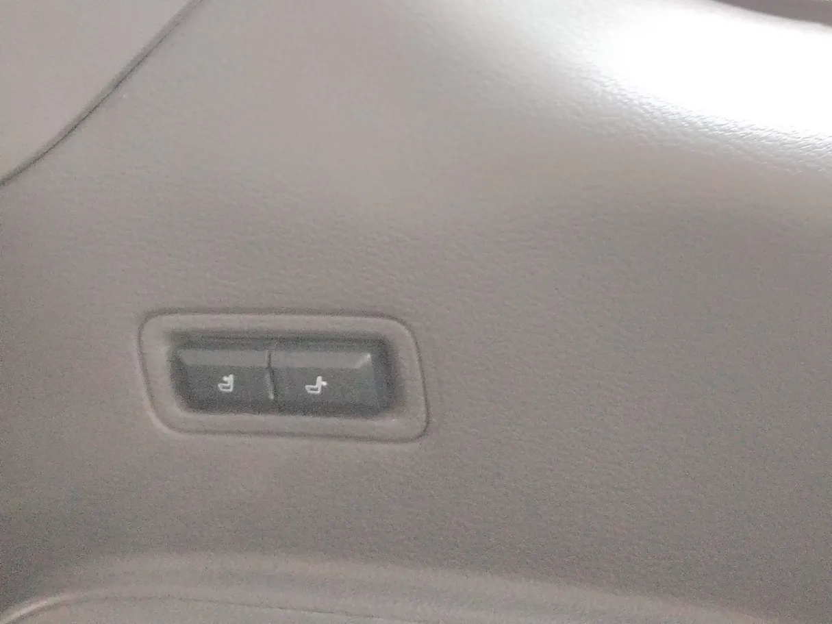 Car image 34