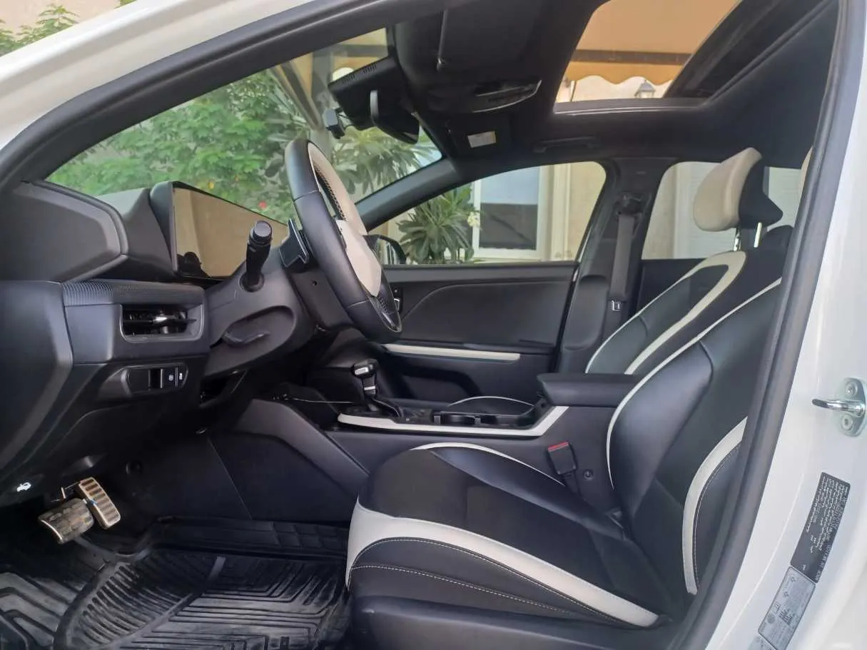 Car image 12