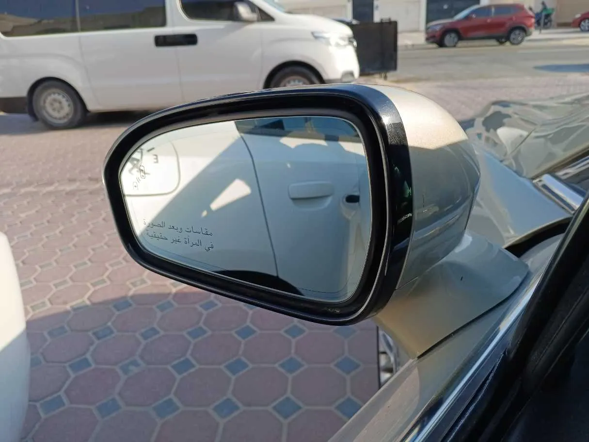 Car image 19